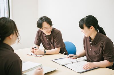 スタッフの笑顔が見える会議室