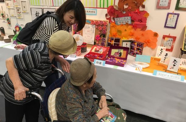 展示を楽しむ人たち