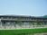 緑に囲まれた建物外観