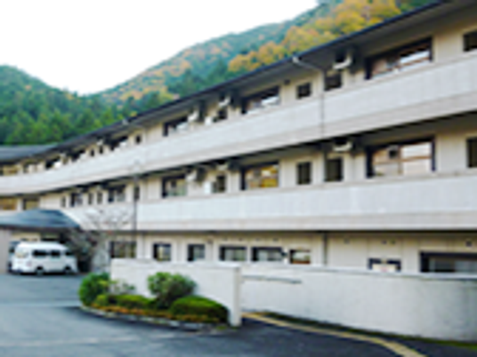 緑に囲まれた建物外観