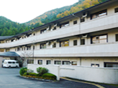 緑に囲まれた建物外観