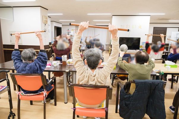 運動中の人々が集う部屋