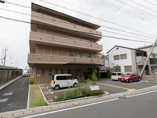 多階層の建物エントランス