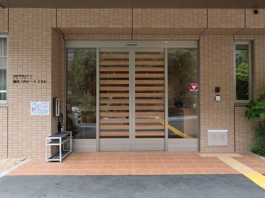 広々とした明るいエントランス