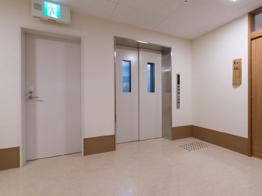 廊下とエレベーターの扉