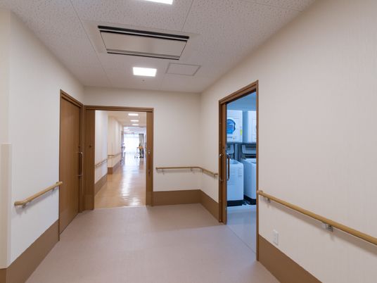 明るく清潔な廊下