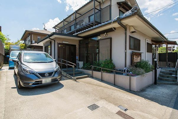 広い駐車スペースの外観