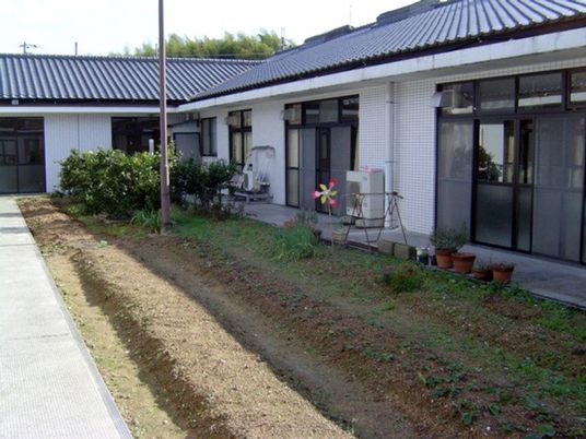 植物が並ぶ中庭