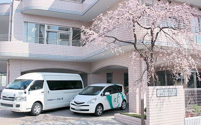 桜の下の車両と建物  