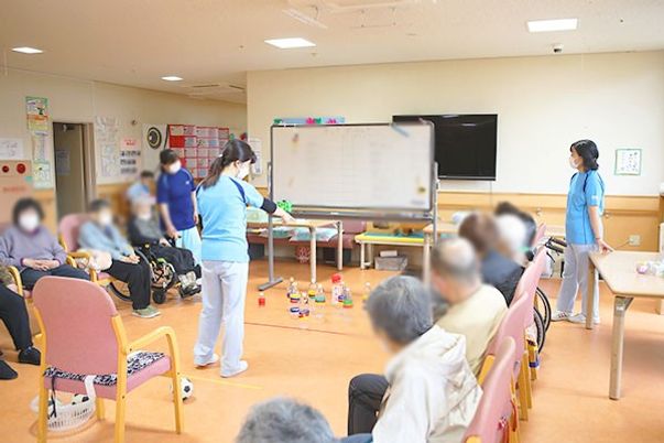 活動の様子が見える多目的室