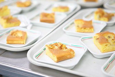 焼き菓子が乗った皿が並ぶ食堂