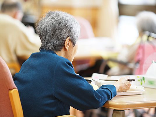 食事を楽しむ人の様子