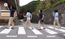 スタッフが横断歩道を渡る様子