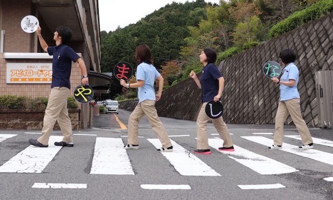 スタッフが横断歩道を渡る様子