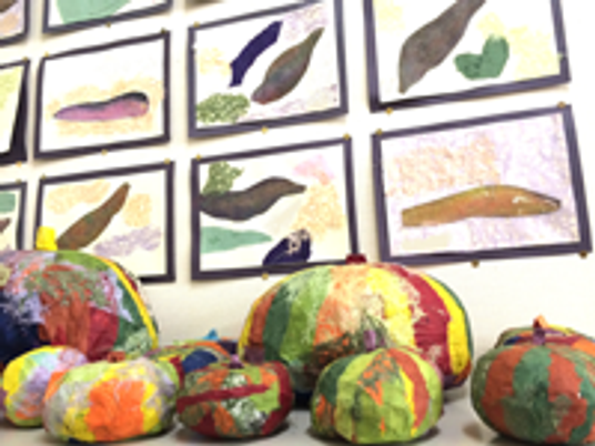 カラフルな創作物の展示風景