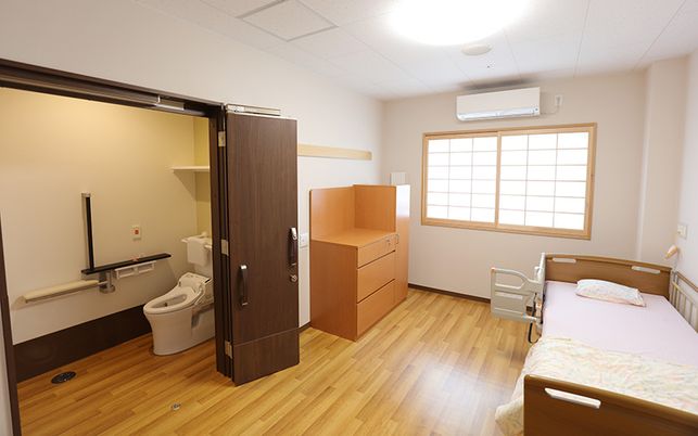 木製家具の整った居室