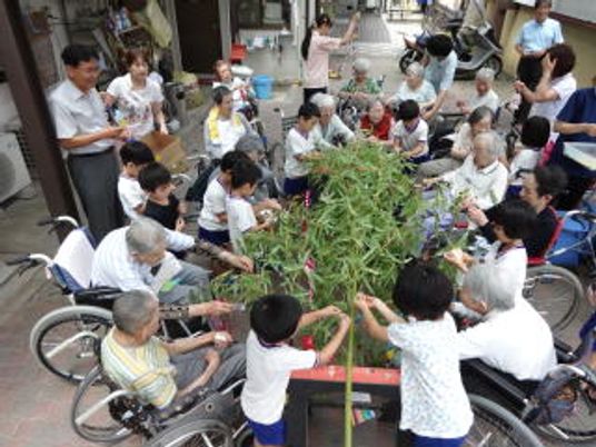 様々な年代の方々の中庭