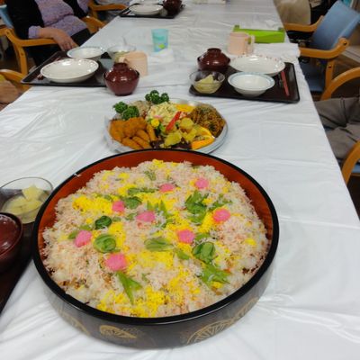 盛り付けられた料理のテーブル