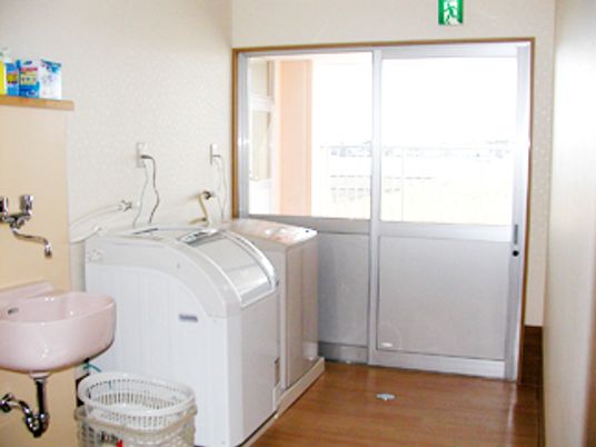洗濯設備とバルコニー付き部屋