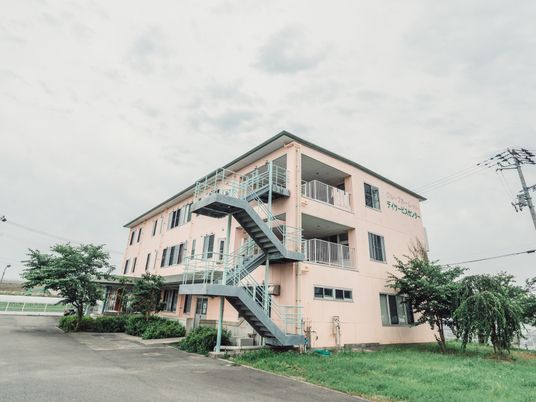 ピンク色の建物外観