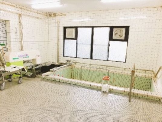 白いタイルの浴室