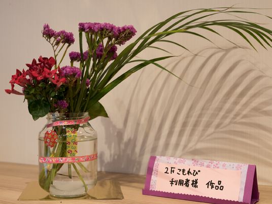 花瓶と案内表示の写真