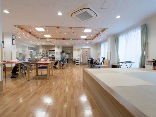 広々とした明るい食堂