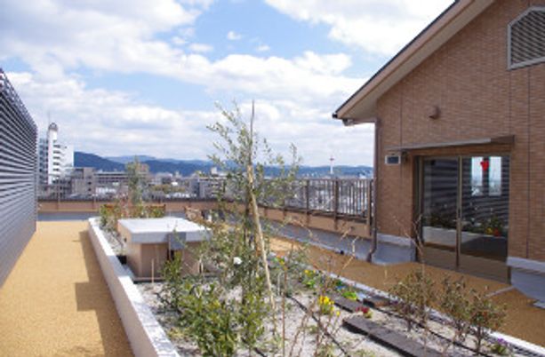 開放感ある屋上庭園