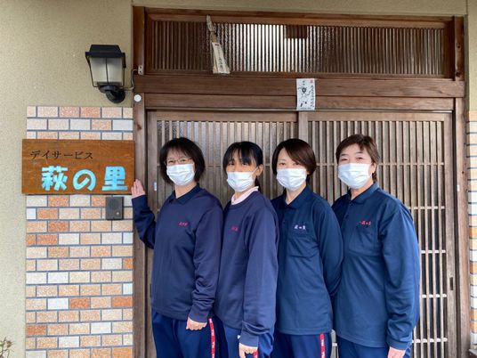 スタッフの集合写真
