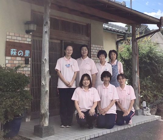 スタッフが立つ玄関先