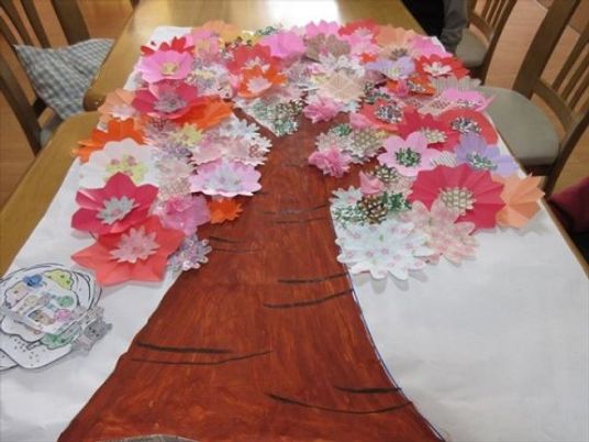 手作りの花飾りテーブル