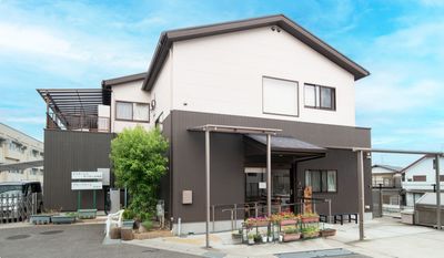 二階建ての建物外観