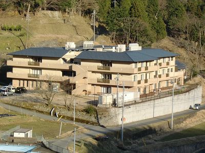 緑に囲まれた建物外観