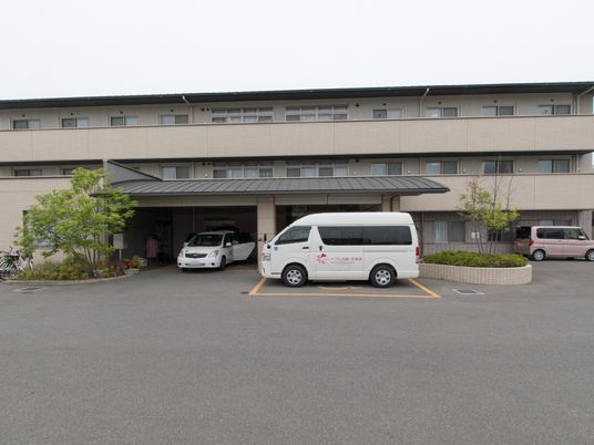 施設外観と駐車場