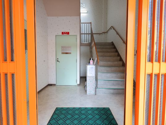 廊下の階段とエレベーター