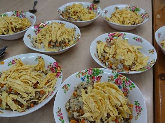 手作り料理の並ぶテーブル
