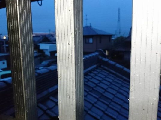 雨粒がついた窓ガラス