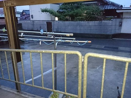 外にある手すり付き通路