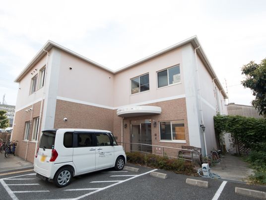 明るく清潔感のある建物正面
