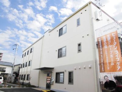 明るい施設の外観