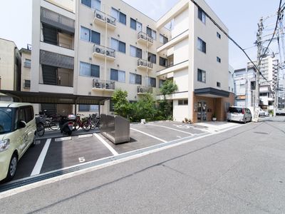 明るい外観の建物エントランス