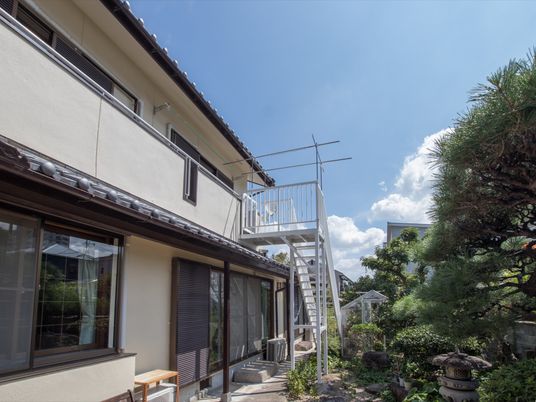 庭付きの落ち着いた外観