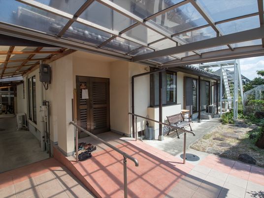屋根付きエントランス空間
