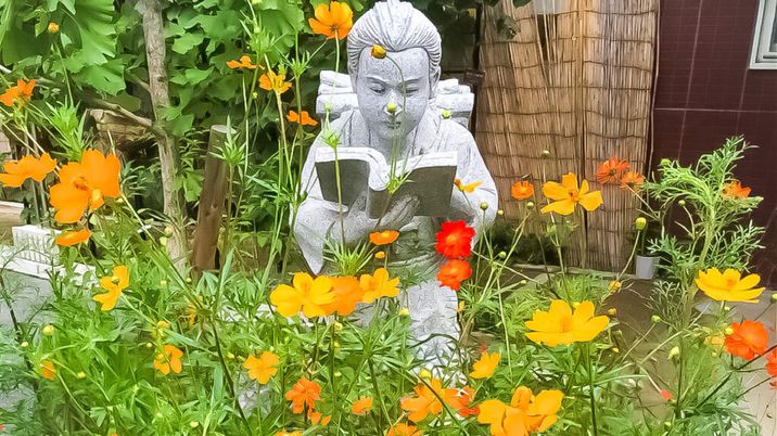石像と花の庭