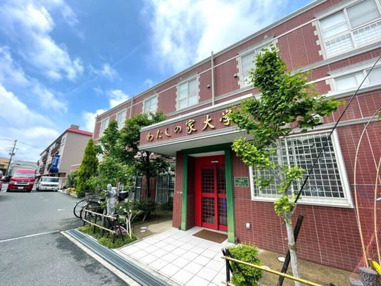 赤レンガ調の外観