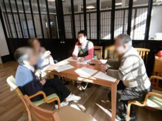 談笑する職員と入居者