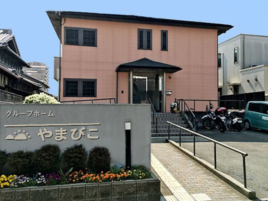 温かみのあるピンク色の外観