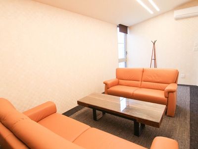 居室のオレンジ色ソファ