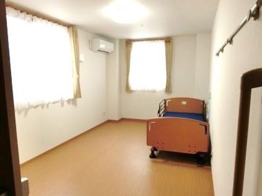 明るい個室の居室