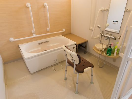 バリアフリー設計の浴室